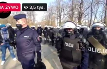 Policjant filmuje kamerą z zamkniętym obiektywem