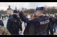 Polacy Vs Policja pod Pomnikiem