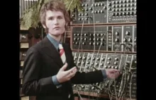Wendy Carlos demonstruje swój syntezator Moog w 1970 roku