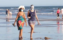 Wakacje w Europie: chodzenie po plaży w maseczce, wyrywkowe testy