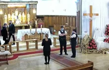 Przerwali mszę w polskim kościele. Dzisiaj policjanci przepraszali z ambony.
