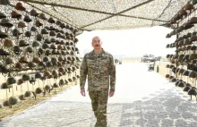 Hełmy zabitych, manekiny udające jeńców. "Zdobycze wojenne" Azerbejdżanu