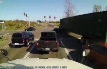 Rozpędzona ciężarówka z impetem wjeżdża na skrzyżowanie na czerwonym świetle