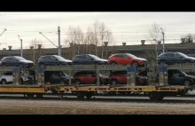 Długi pociąg z nowymi autami (Hyundai Tucson i i30)