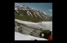 Niesamowity POV ekstremalnej jazdy na nartach