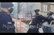 POLICJANT RZUCA SIE PRZY DZIECKU NA OJCA