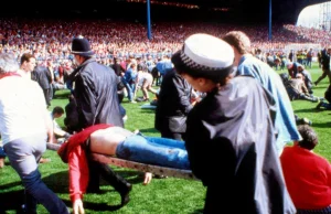 Upadek oznaczał śmierć. Za błędy na Hillsborough życiem zapłaciło 96 osób.