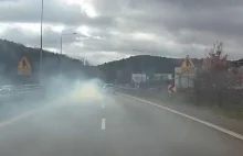 Dymiący samochód na obwodnicy Trójmiasta