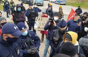 Szef rządu w budynku, na zewnątrz protest. "Obywatelskie zatrzymanie premiera".