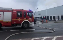Pożar w Bielanach Wrocławskich, pali się magazyn. Na miejscu 9 wozów...