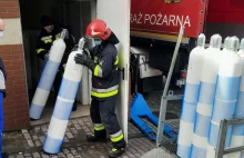 Strażacy z „bankami tlenu”. Dowożą butle do szpitali covidowych (SŁUŻBA POLSCE)