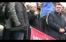 Jarosław Kaczyński pozdrawia tłum w Kijowie banderowskim zawołaniem