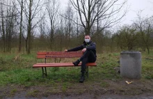 Kraków nie miał pieniędzy na ławki w parku. Mieszkaniec kupił i ustawił je sam