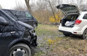 Ruszył z bronią na policjantów. Padły strzały, napastnik zmarł