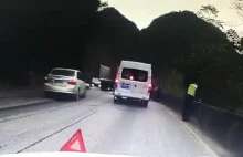 Ciężarówka wjeżdża w miejsce wypadku