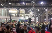 Szanghaj: właścicielka Tesli wskoczyła na Model 3 w ramach protestu (wideo)