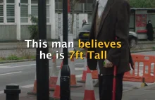 Mężczyzna, który identyfikuje się jako osoba mająca ponad 2 metry wysokości