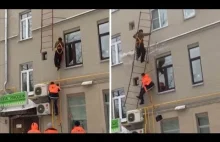 Odśnieżanie dachu w Rosji