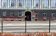 Wulgarny napis na budynku Urzędu Miasta Tarnowa