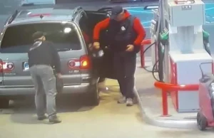 Skarszewy - bezczelna kradzież kasku na stacji benzynowej.