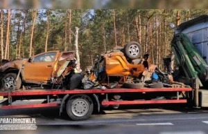 Szok... Dacia rozpadła się na pół, kierowca jakimś cudem przeżył wypadek.