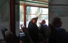 Dramatyczna walka o okno w autobusie