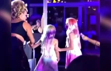 Wideo: dzieci tańczące w klubie Drag i obsypywane pieniędzmi jak w GoGo barze