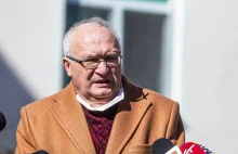 Profesor Simon uderzył w weselników. "Piją, całują się i pieszczą"