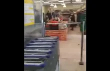 Facet demoluje supermarket za pomocą siekiery po tym jak został poproszony o