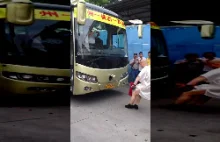Mistrz Kung Fu ciągnie autobus "wackiem"