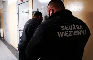 Funkcjonariusze SW oczekują wykupienia alertu BIK.