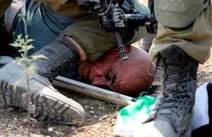 Izraelski żołnierz dusił kolanem 60-letniego Palestyńczyka