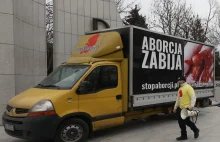 Terroryzm w Warszawie: Podpalono ciężarówkę z hasłami antyaborcyjnymi