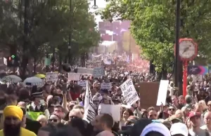 Potężna manifestacja w Londynie. Protestowali przeciwko "paszportom covidowym"