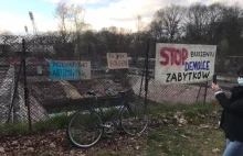 Protest mieszkańców przeciwko budowie akademika w miejscu dawnego basenu.