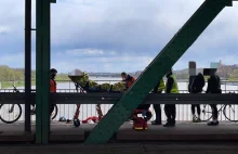 Makabryczny wypadek rowerzystów na Moście Gdańskim. Jeden jest w stanie...