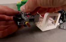 Człowiek robi niesamowitą maszynę do układania domino