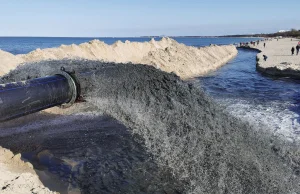 Sopot: Gejzer wody z piaskiem i poszukiwacze bursztynu! Usuwanie łachy przy molo