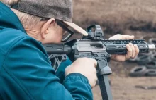 Producenci dachów oferują... bezpłatne karabiny AR-15. Grożą im śmiercią