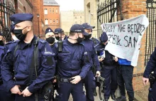 Toruń: Rydzyk zeznawał w procesie karnym. Przed budynkiem "szpaler policji"