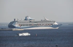 Amsterdam. Mieszkańcy portu skarżą się na stojący tam statek wycieczkowy