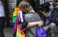 Staruszka całuje stopy aktywistce LGBT. Radio Maryja pokazało nagranie,...
