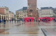 Kraków: Ogromne kolejki do szczepień bez rejestracji na Rynku Głównym