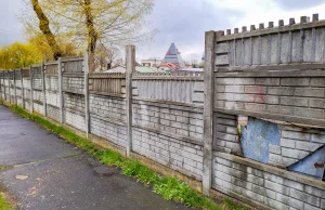 Kopnął w betonowy płot, przęsło przygniotło mu nogę