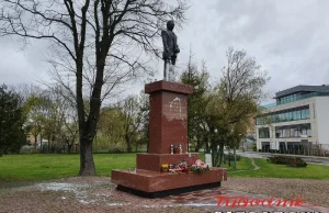 Pomnik Lecha Kaczyńskiego oblany farbą
