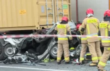 Kielce: Toyota zmiażdżona przez dwie ciężarówki.