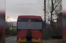 Bielsko-Biała: Stał na zderzaku autobusu i jechał na gapę! To nagranie...
