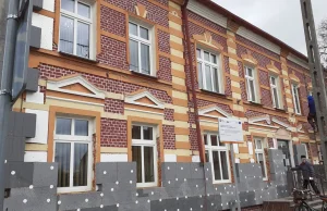Urokliwy Budynek Urzędu Gminy w Baniach Mazurskich znika pod warstwą styropianu