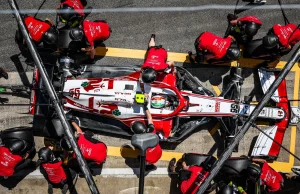 Tego jeszcze nie było. Przebita opona podczas pit-stopu w F1