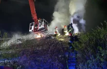 Pożar dworku na Mazowszu. Z żywiołem walczyło ponad 100 strażaków [ZDJĘCIA]